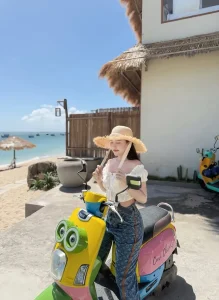 checkin phu quy co gai xe may dien canh bien 800