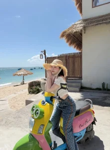 co gai checkin xe may dien bai bien phu quy 1200